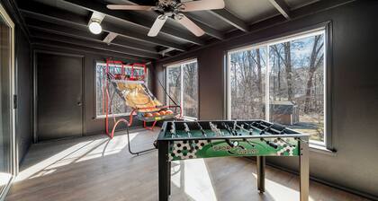 GameRoom, Trail access seconds away, cozy!