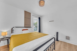 3 chambres, bureau, fer et planche à repasser, accès au Wi-Fi (inclus)