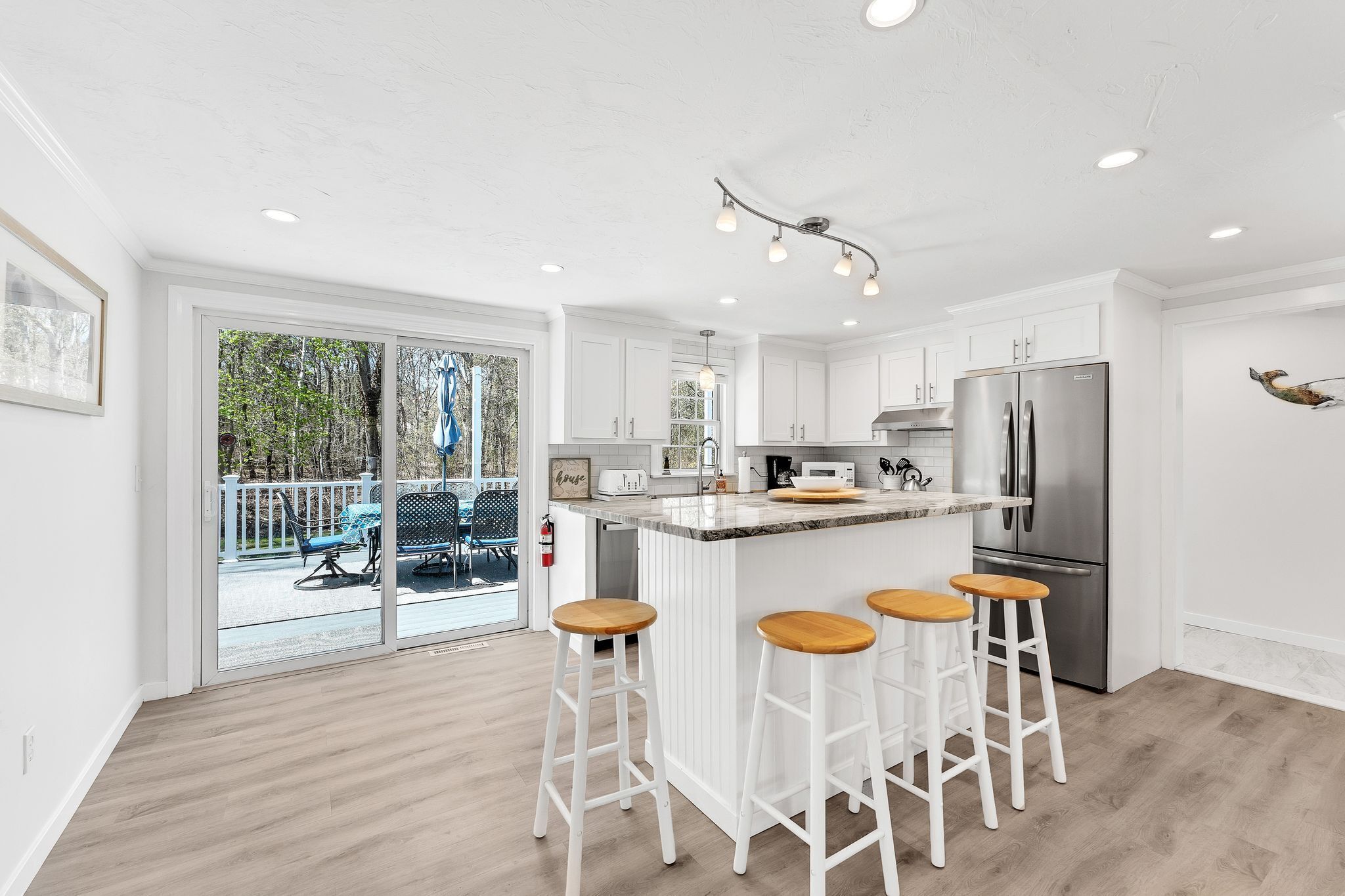 Jääkaappi, mikroaaltouuni, uuni, liesi