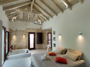 3 室のベッドルーム、セーフティボックス (室内)、デスク、アイロン / アイロン台