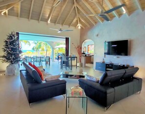 スマートテレビ、卓球台、ステレオ