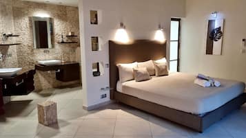 3 bedrooms, in-room safe, desk, iron/ironing board