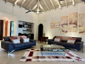 Smart-TV, bordtennis og stereoanlegg