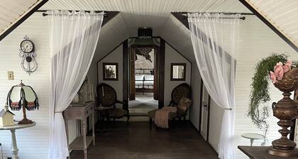 Historic Carriage House Suite