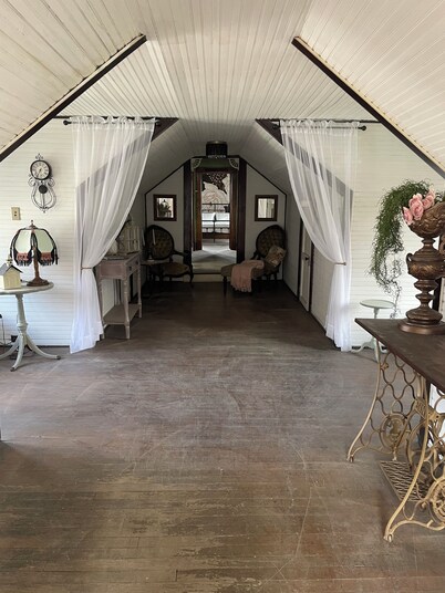 Historic Carriage House Suite