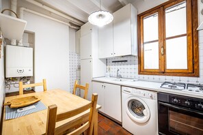 Fridge, microwave, oven, stovetop - Apartment in the center with three bedrooms. (Firenze)
