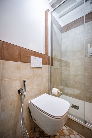 Secadora de cabello, jabón, shampoo, papel de baño 