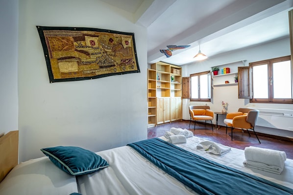 3 habitaciones, tabla de planchar con plancha y cuna de viaje 