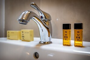 Dusche, Haartrockner, Bidet, Handtücher