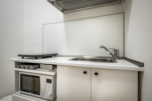 Kühlschrank, Ofen, Wasserkocher mit Kaffee-/Teezubehör, Wasserkocher