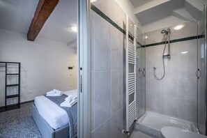 Douche, sèche-cheveux, bidet, serviettes fournies