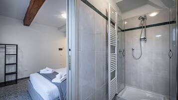 Doccia, asciugacapelli, bidet