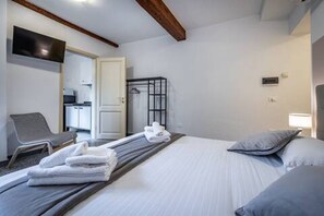 3 chambres, fer et planche à repasser, Wi-Fi gratuit, draps fournis