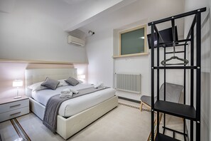 Unclassified image, 4 of 32, button - YID Agnolo three bedroom apartment in Florence (Firenze)