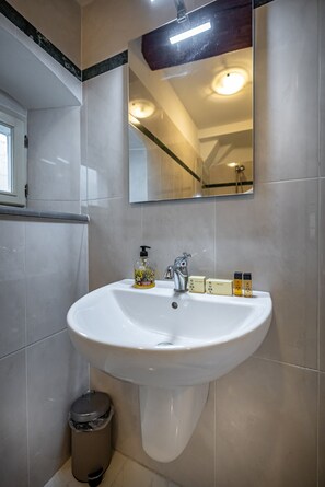 Dusche, Haartrockner, Bidet