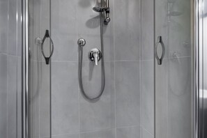 Dusche, Haartrockner, Bidet, Handtücher