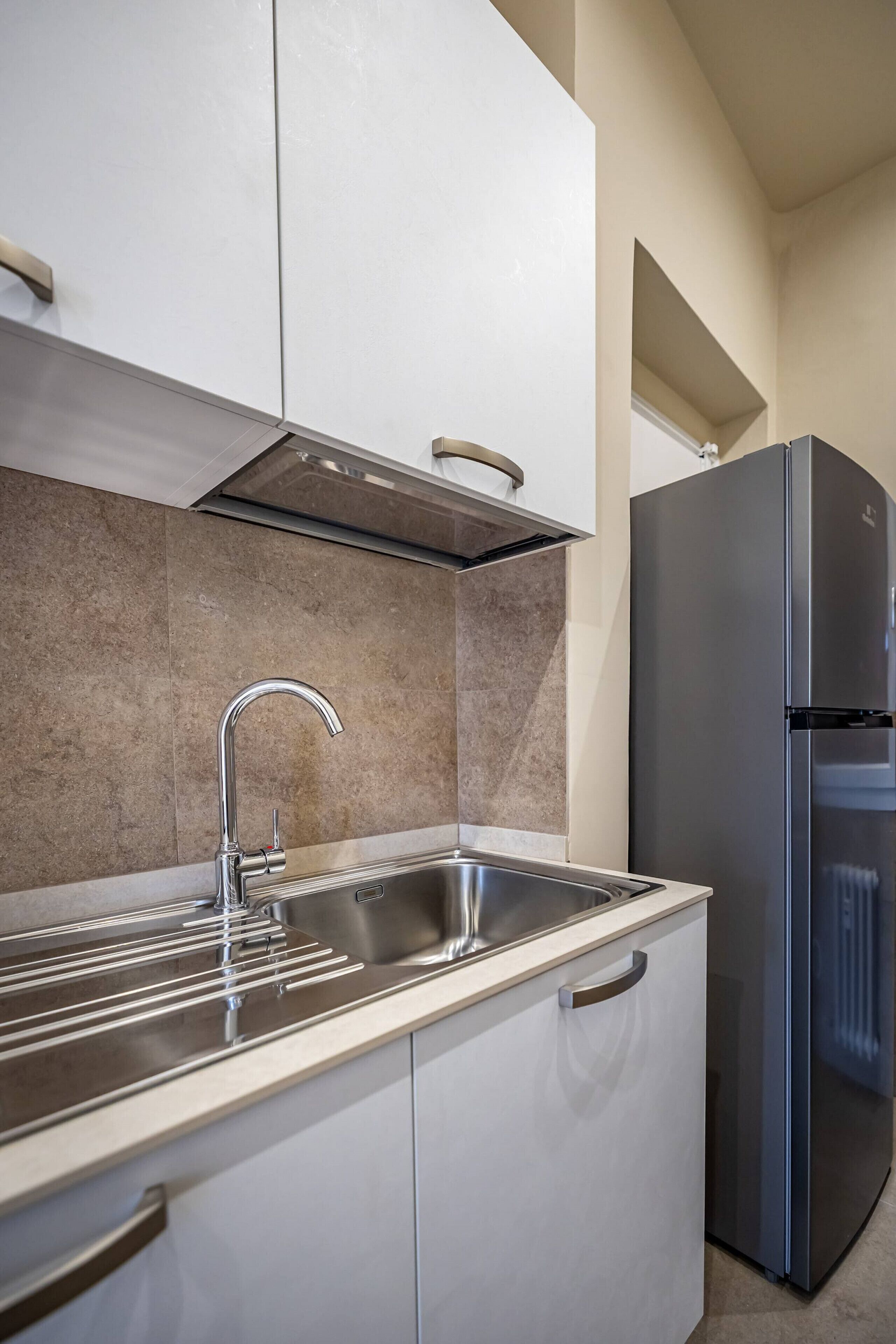 Jääkaappi, mikroaaltouuni, uuni, liesi