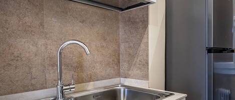 Jääkaappi, mikroaaltouuni, uuni, liesi