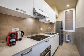 Réfrigérateur, micro-ondes, four, plaque de cuisson