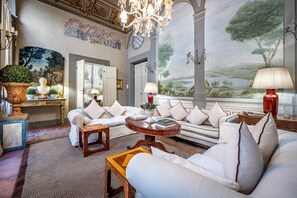 Unclassified image, 3 of 47, button