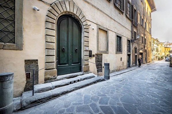 Unclassified image, 1 of 47, button