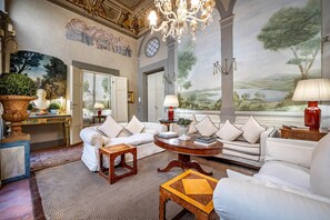 Unclassified image, 5 of 47, button