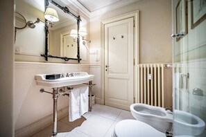 Secadora de cabello, toallas, jabón, shampoo 