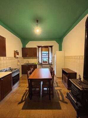 Microwave, oven, stovetop - 2 Bedroom Apartment in Pamparato (Pamparato)
