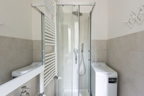 Shower, hair dryer, bidet, shampoo - Cosy Vatican Apartment (Roma)