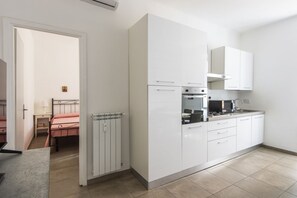 Fridge, oven, dishwasher, coffee/tea maker