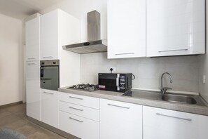 Kühlschrank, Ofen, Geschirrspüler, Wasserkocher mit Kaffee-/Teezubehör