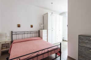 Tabla de planchar con plancha, wifi y ropa de cama 