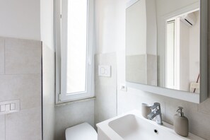 Douche, sèche-cheveux, bidet, shampoing