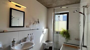 Haartrockner, Seife, Toilettenpapier