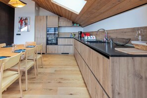 Fridge, microwave, oven, stovetop - Etania 401 beautiful penthouse apartment in Meribel Morel (Les Allues)