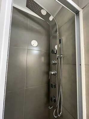 Haartrockner, Handtücher, Seife, Toilettenpapier