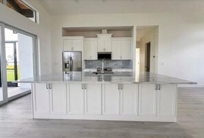 Micro-ondes, four, plaque de cuisson, lave-vaisselle