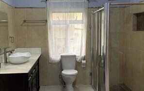 Dusche, Handtücher, Seife, Toilettenpapier