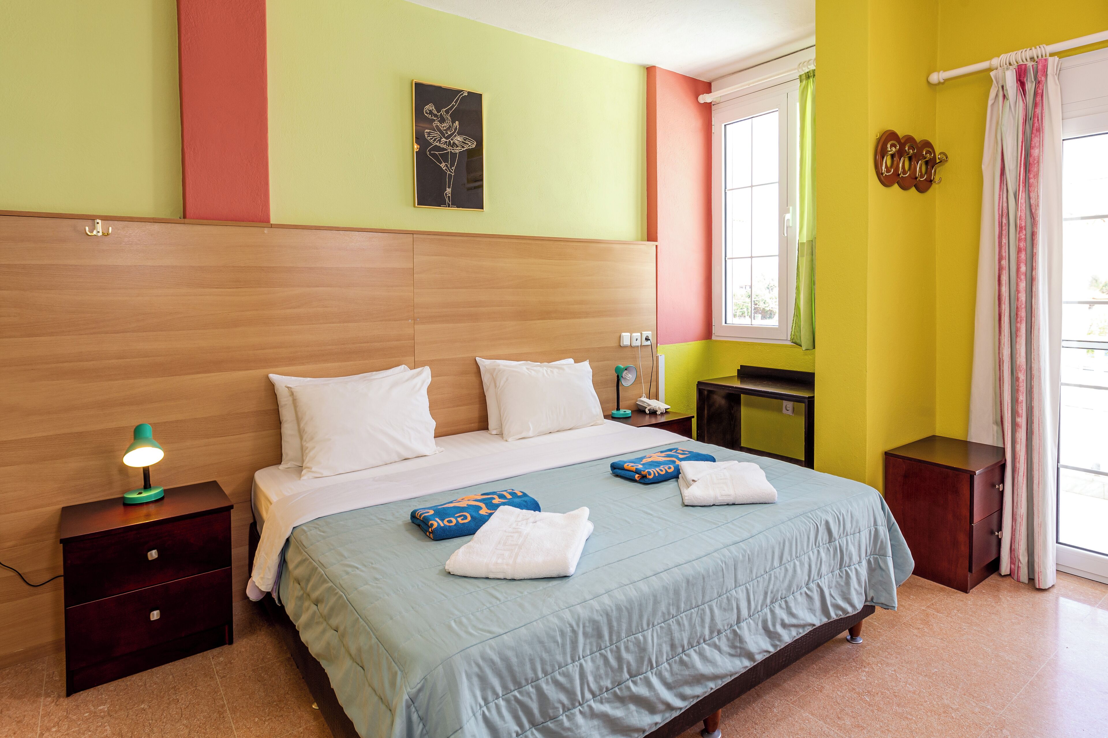 ห้องดีลักซ์สวีท, ระเบียง, วิวสระว่ายน้ำ | Wi-Fi ฟรี, ผ้าปูที่นอน