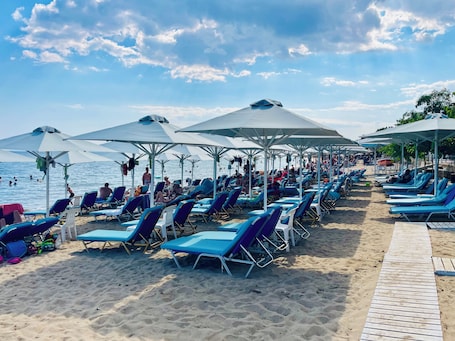 在海滩、白沙、沙滩椅、海滩遮阳伞