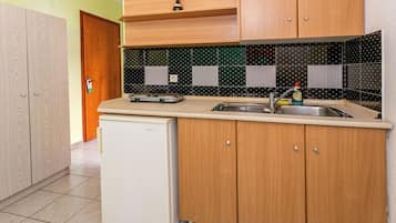 Departamento familiar, patio, vista al jardín | Cocineta privada | Refrigerador con congelador