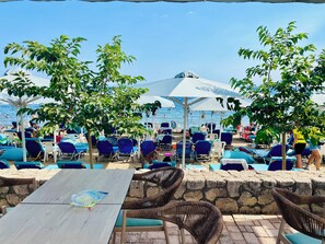 On the beach, white sand, sun loungers, beach umbrellas - Hotel Melissa Gold Coast (Polygyros)