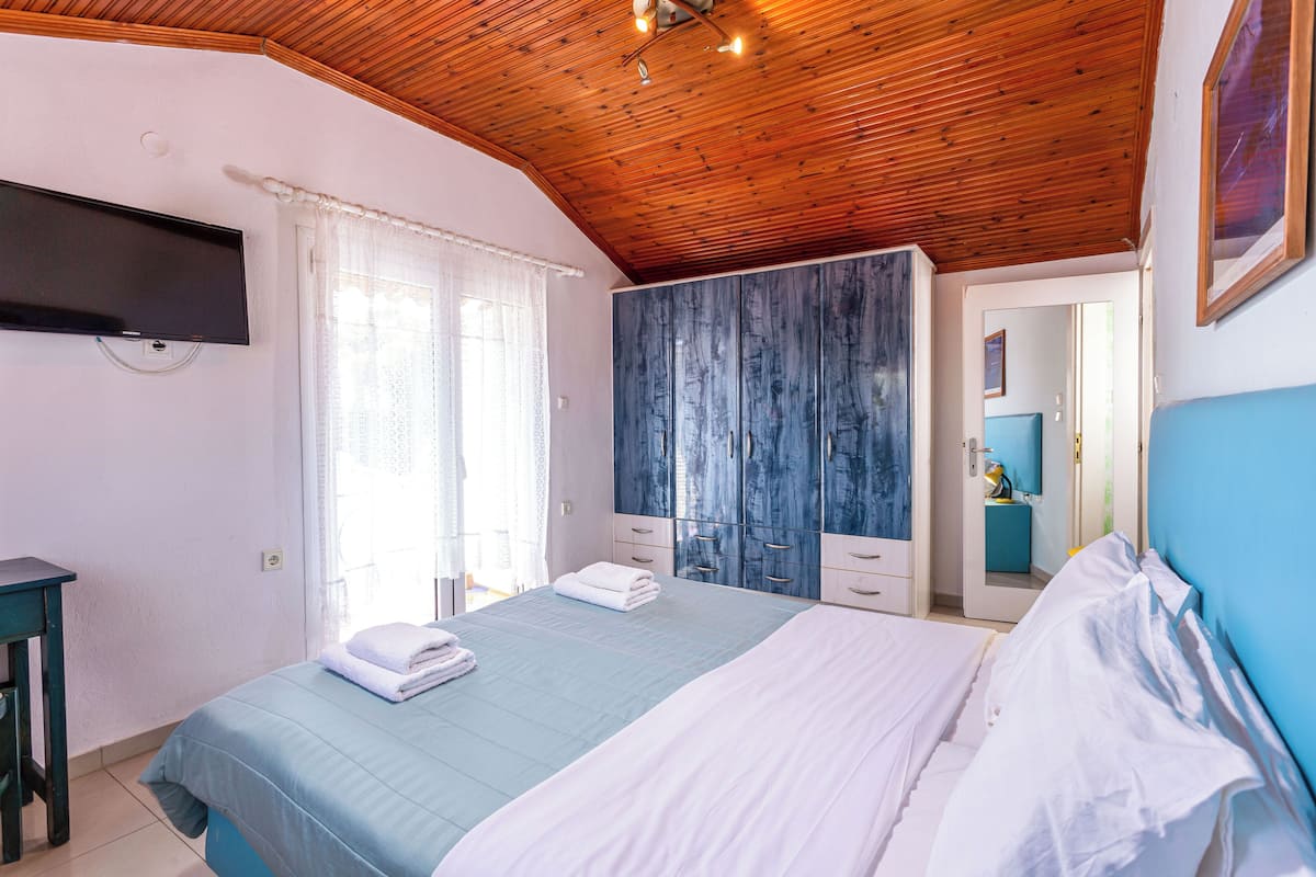 Junior suite, balkon, uitzicht op zee | 1 slaapkamer, gratis wifi, beddengoed