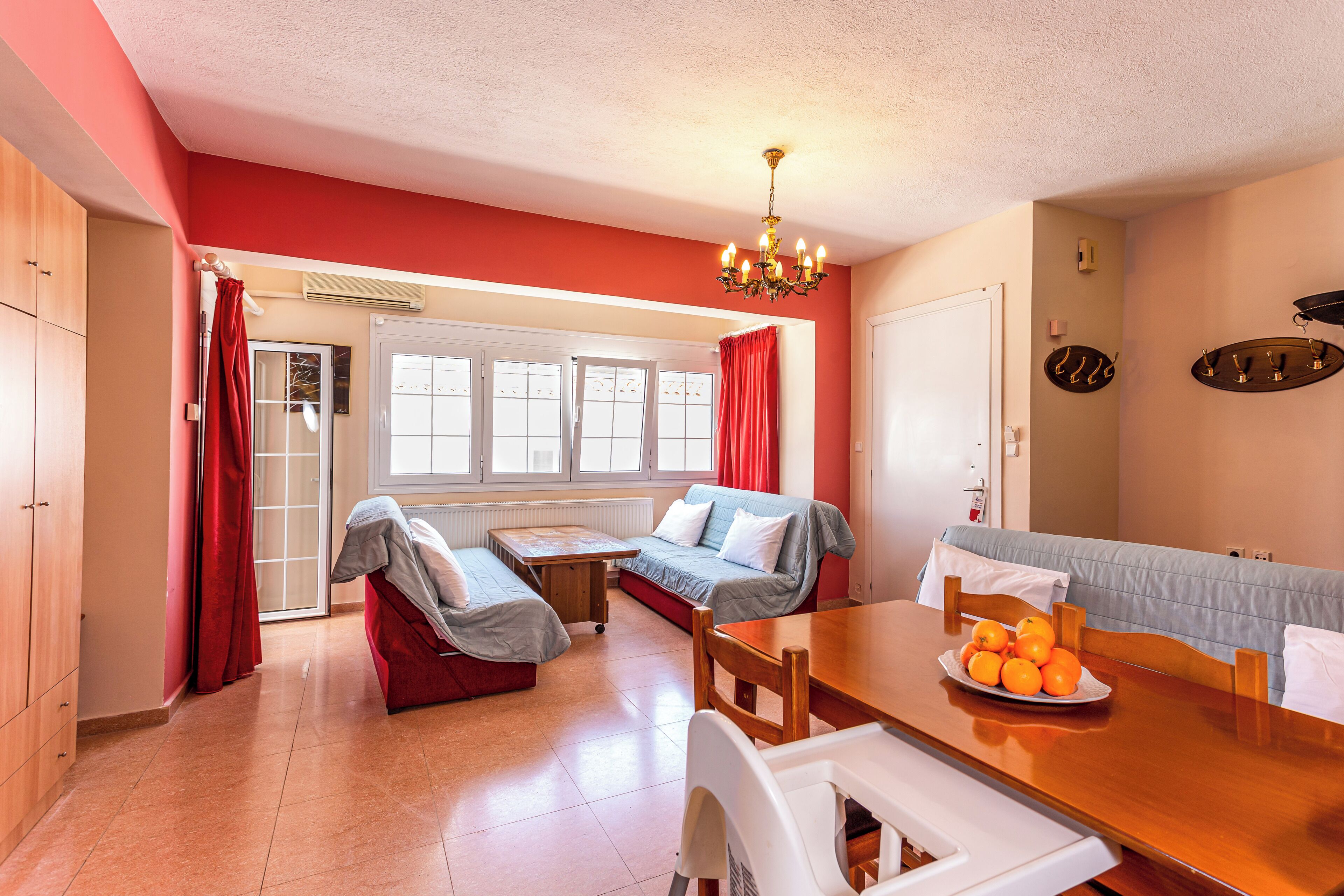 ห้องดีลักซ์สวีท, ระเบียง, วิวสระว่ายน้ำ | บริเวณนั่งเล่น | ทีวีจอแอลซีดี