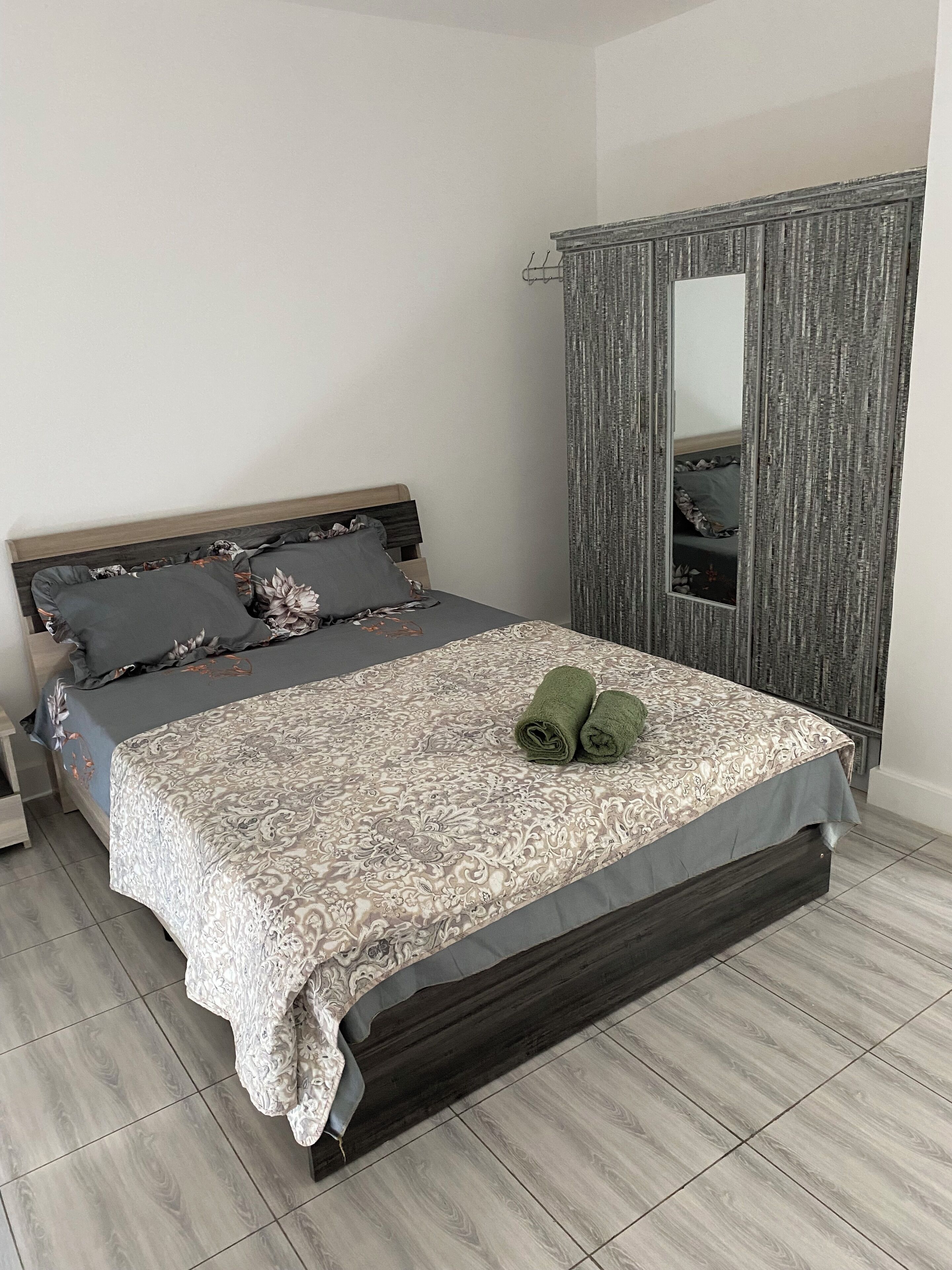 2 chambres, fer et planche à repasser, Wi-Fi, draps fournis