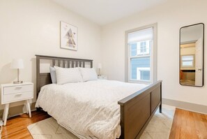 2 dormitorios, escritorio, tabla de planchar con plancha y cuna de viaje