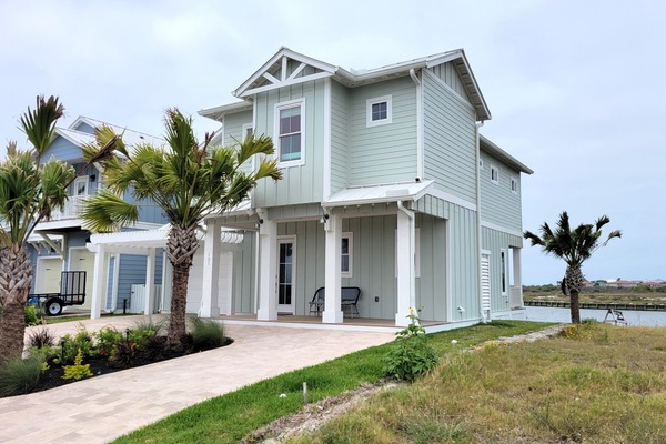 Welcome to the Laguna Lady--a 3 BR lakefront house with a private dock