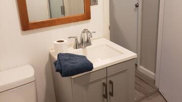 Douche, sĂšche-cheveux, serviettes fournies, savon