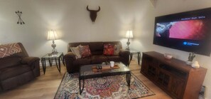 Smart TV - Xanadu Fun! 1st floor unit with boat parking, walk to restaurants and lake (Lake Havasu City)