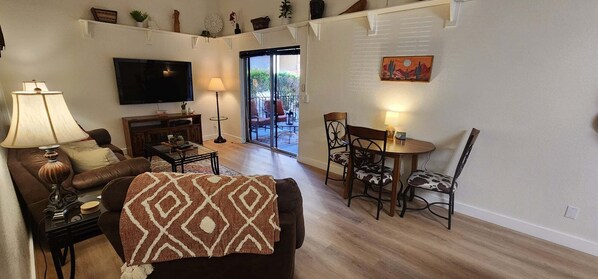 Smart TV - Xanadu Fun! 1st floor unit with boat parking, walk to restaurants and lake (Lake Havasu City)